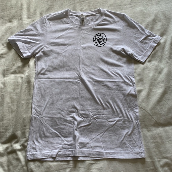 White tee shirt with rose illustration. Graphic t-shirt. - Picture 1 of 2